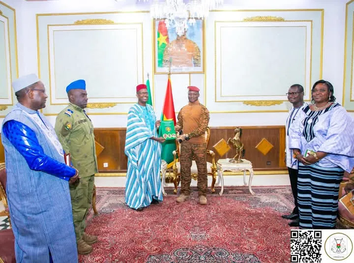 Le projet d’hymne de l’AES, « La Confédérale », présenté au Président Ibrahim TRAORÉ