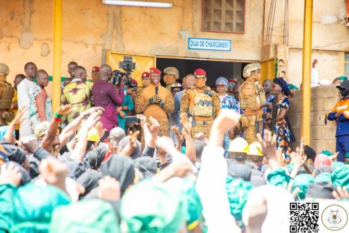 Souveraineté : Le Capitaine Ibrahim Traoré en visite à une unité de transformation de l’anacarde relancée à Bobo-Dioulasso