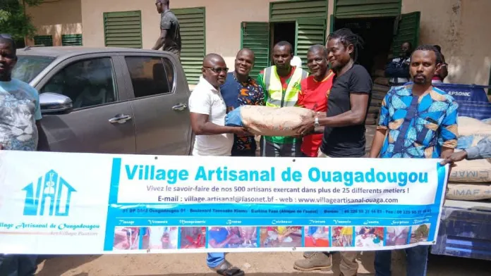 Ouagadougou : Les artisans du Village Artisanal soutiennent « Faso Mebô » avec un don de ciment et d’eau