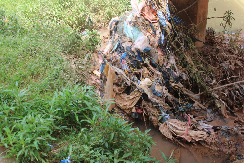 OUAGADOUGOU : Le canal de l’Université Pr Joseph KI-ZERBO, devenu un obstacle au lieu de protéger la ville des inondations, débouchons le avant que le pire n’arrive !